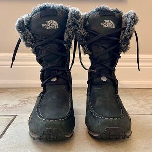 North Face Allure sz 7 insulated winter boots.  Black with “fur” trim. VGUC